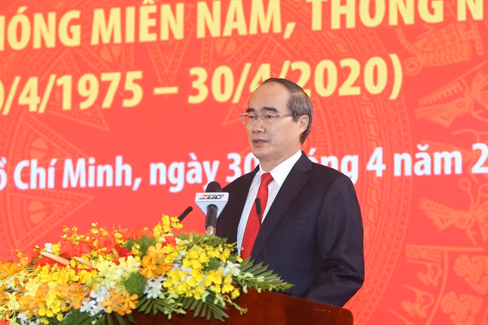 胡志明市市委书记阮善仁在纪念典礼上发表讲话。越通社记者 清宇 摄