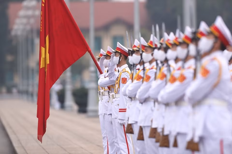 河内市巴亭广场上神圣的升旗仪式。越通社记者 成达 摄