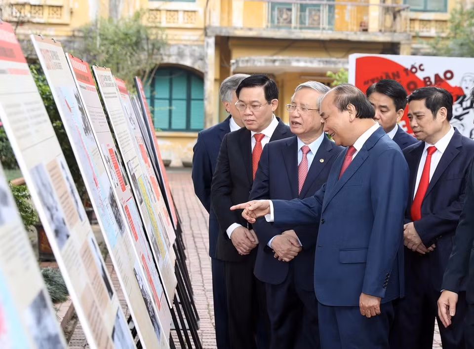 阮春福总理一行参观设在升龙皇城遗迹区内的庆祝越南南方解放45周年的展示空间。越通社记者 统一 摄