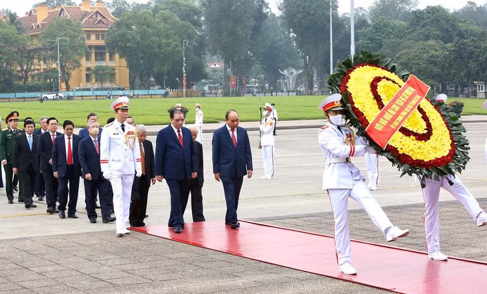 当天上午，越南党、国家、祖国阵线领导和原领导代表团前往胡志明主席陵墓敬献花圈，并瞻仰胡志明主席遗遗容。越通社记者 杨江 摄