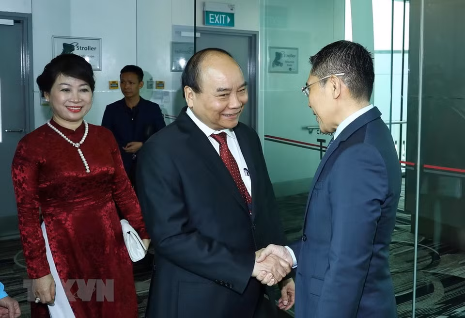 阮春福抵达新加坡 出席第33届东盟峰会。 图自越通社 
