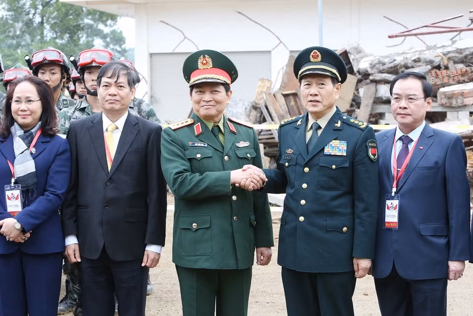 越南国防部部长吴春历大将与中国国防部部长魏凤和上将出席2018年第五次越中边境国防友好交流活动。 图自越通社