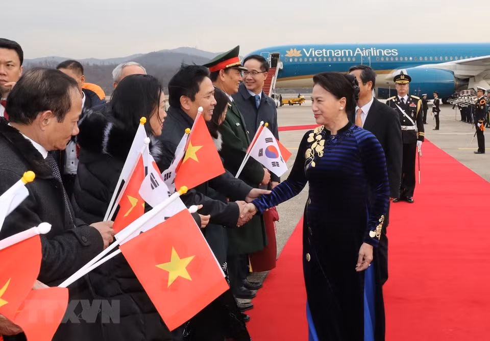越南驻韩国大使馆工作人员和旅韩越南人赴机场迎接阮氏金银一行。 越通社记者 仲德 摄 