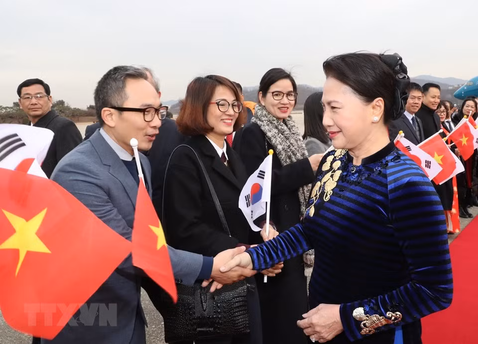 越南驻韩国大使馆工作人员和旅韩越南人以及韩国官员赴机场迎接阮氏金银一行。 越通社记者 仲德 摄