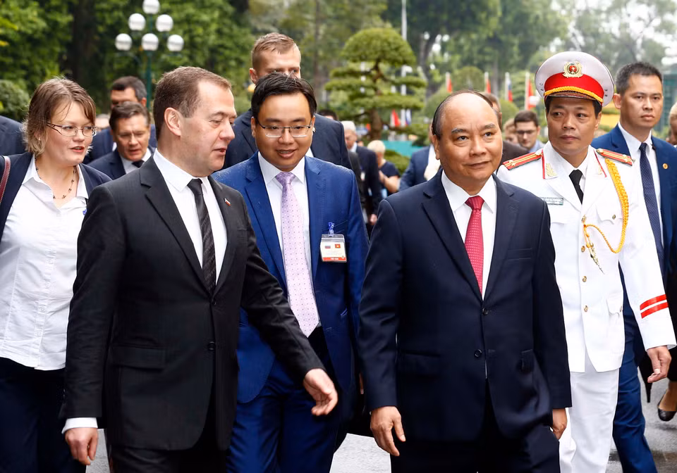 越南政府总理阮春福与俄罗斯总理梅德韦杰夫亲切交流。图自越通社