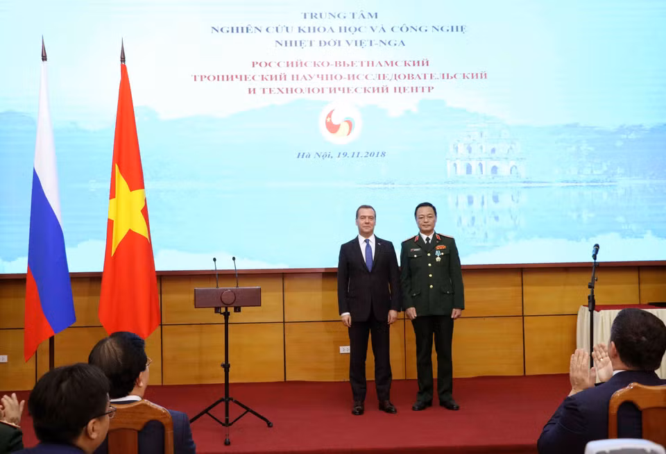 梅德韦杰夫与越俄热带综合科技研究中心总经理阮洪余少将合影。 图自越通社 