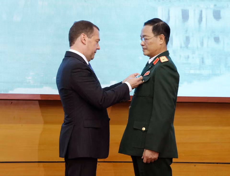 梅德韦杰夫向越俄热带综合科技研究中心总经理阮洪余少将授予友谊勋章。 图自越通社 