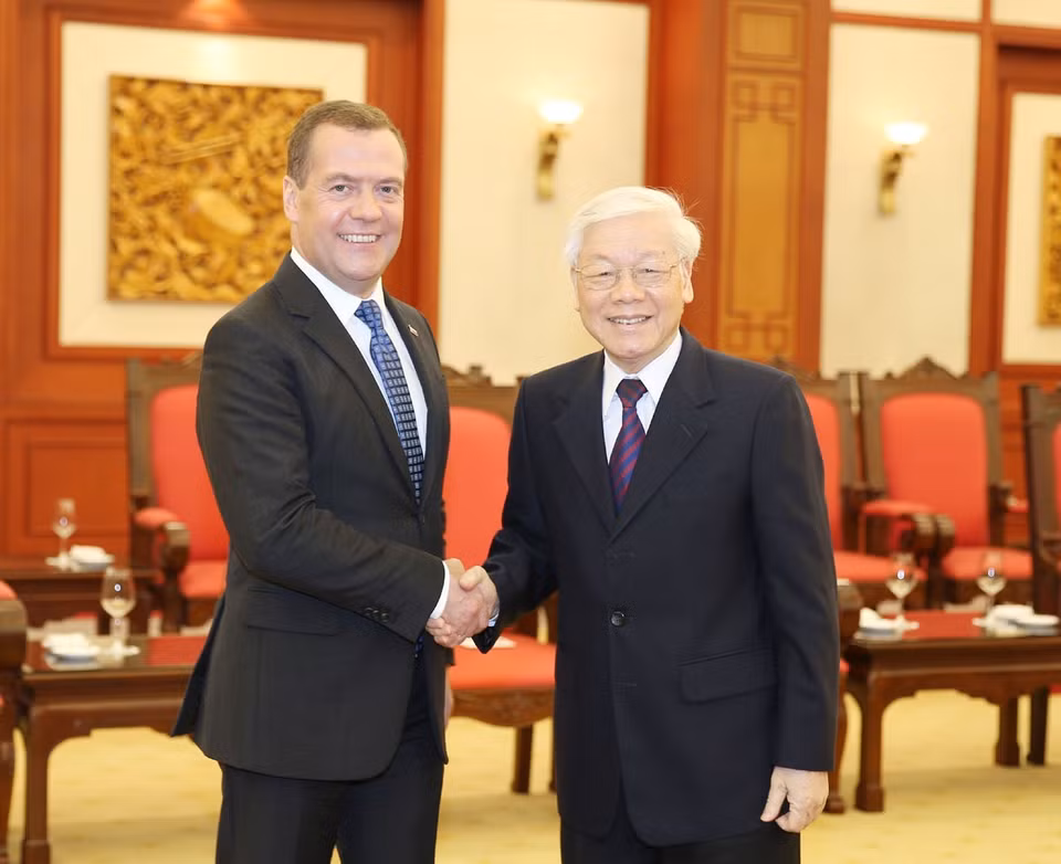 俄罗斯总理梅德韦杰夫与越共中央总书记、国家主席阮富仲握手。 图自越通社 
