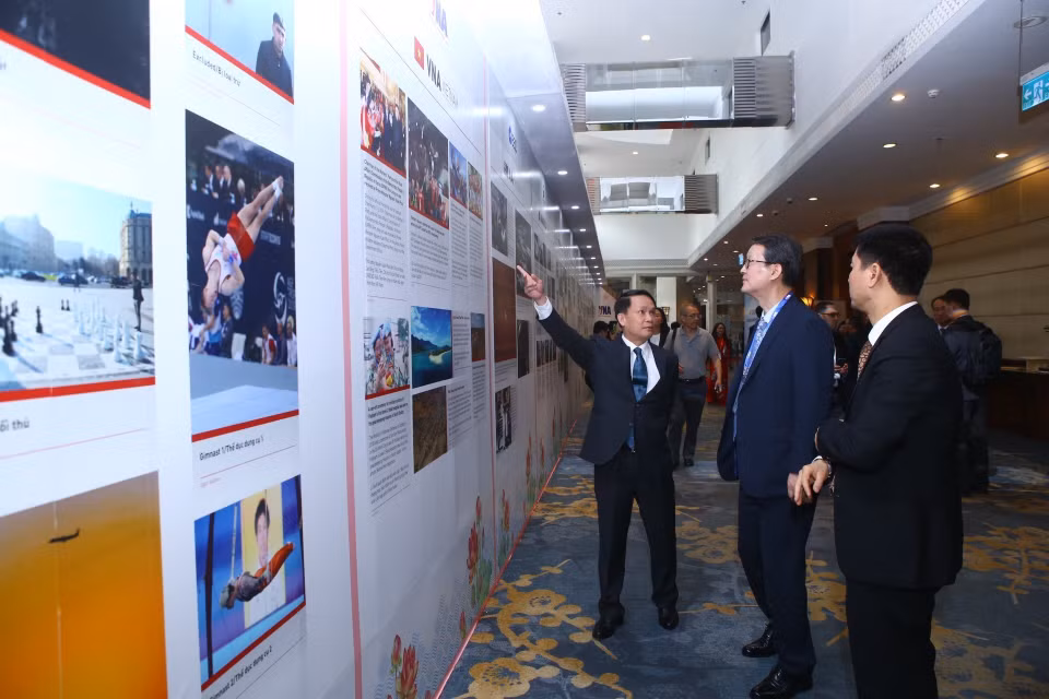 越通社社长阮德利和与会代表参观亚通组织各通讯社展。越通社记者 明决 摄
