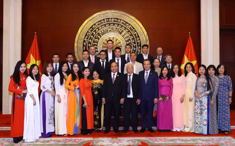 政府总理阮春福同越南驻中国大使馆工作人员和旅华越南人社群代表合影。越通社记者 统一 摄