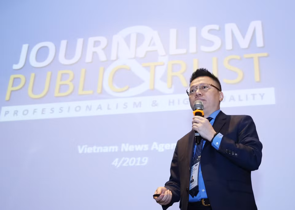 越通社副社长黎国明作“为主流信息源树立信心”的演讲。越通社记者 林庆 摄