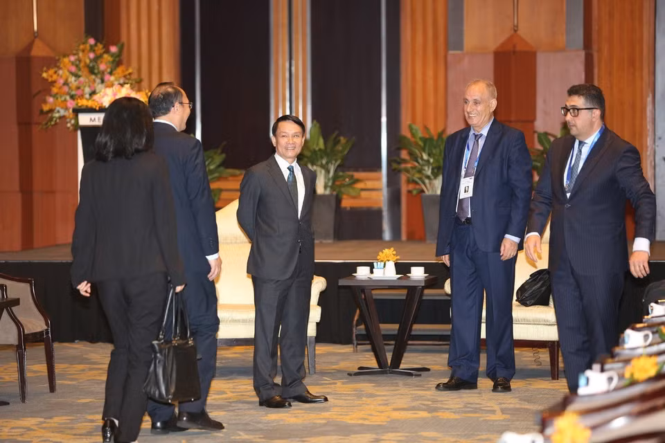 越通社社长阮德利与与会代表进行交流。越通社记者 杨江 摄
