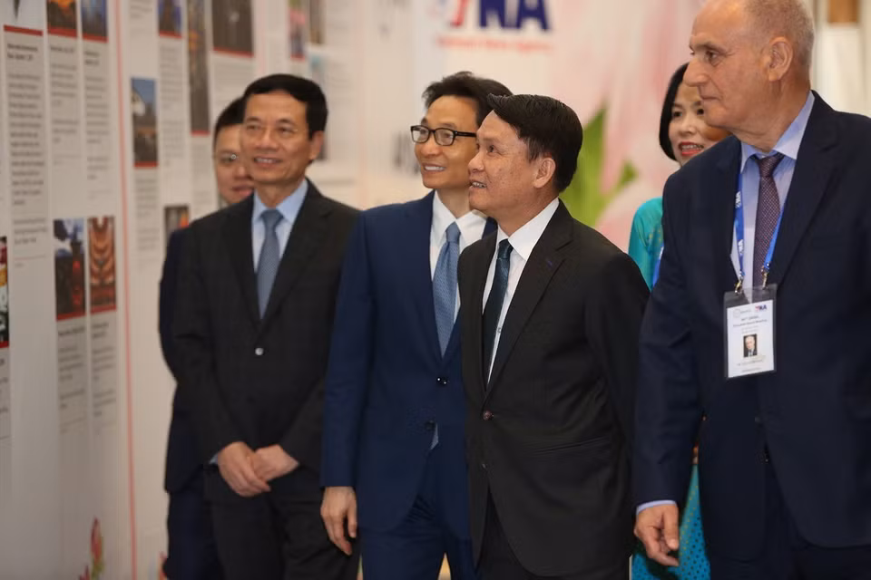 政府副总理武德儋、信息与传媒部部长阮孟雄参观亚通组织各家通讯社展。越通社记者 杨江 摄