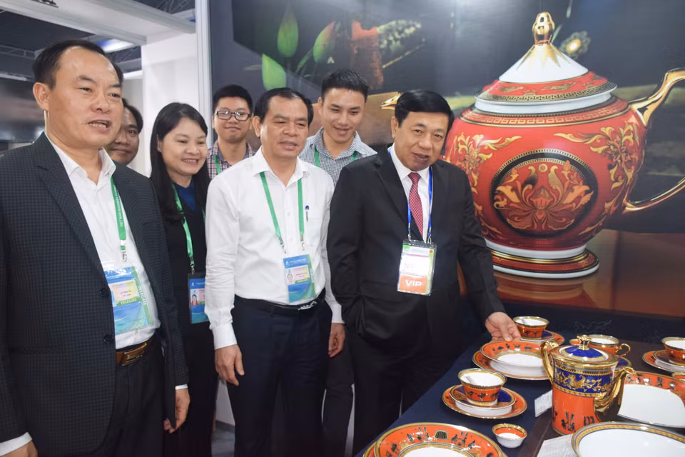 展会上展出的明隆陶瓷器。（图片来源：越通社）