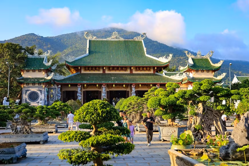 尽管这不是岘港市首座灵应寺，但这是越南三座灵应寺中面积最大的一座，其占地面积约20公顷，里面设有正殿、祖堂、讲堂 、僧舍、观音像、舍利塔、花园等。图自Vietnam+