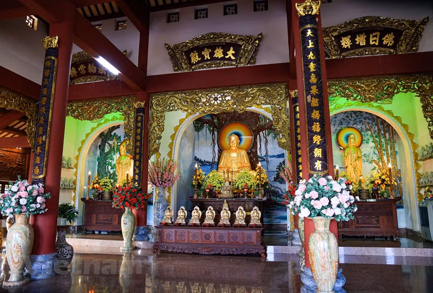 雄伟壮观的灵应寺富有浓郁的佛教建筑特色。图自Vietnam+