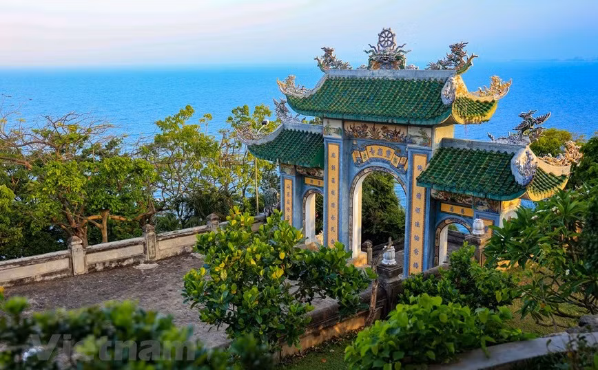 从高处俯瞰蔚蓝的沙滩、成群的鸟儿飞翔，听着海浪拍岸的声音，我们的心灵顿时变得更加轻盈，更加平静。图自Vietnam+