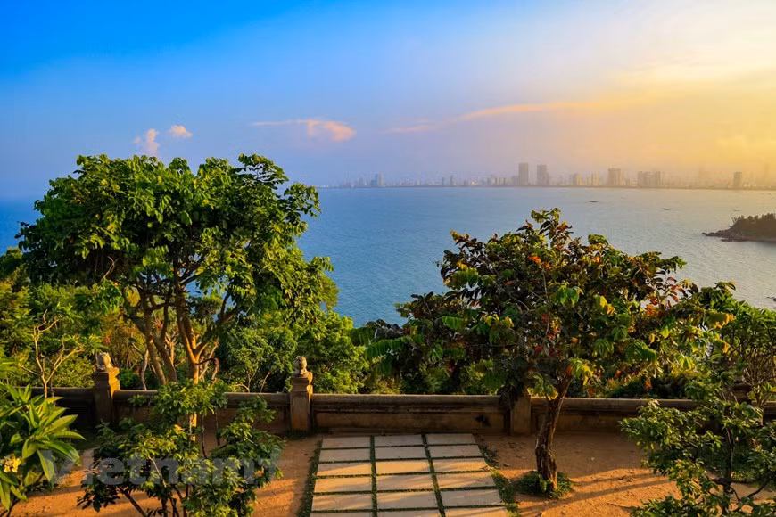 从灵应寺放眼望去是一望无际的蔚蓝色的海洋。图自Vietnam+