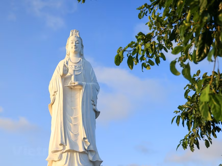 除了参观和了解宗教文化，灵应寺也是一个在喧嚣的生活中放松身心、寻找宁静的理想去处。图自Vietnam+