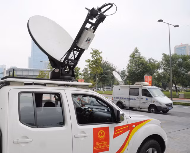 新闻媒体机构的记者努力做好现场报道工作，以最快的速度向人民提供有关越共十二大的消息。