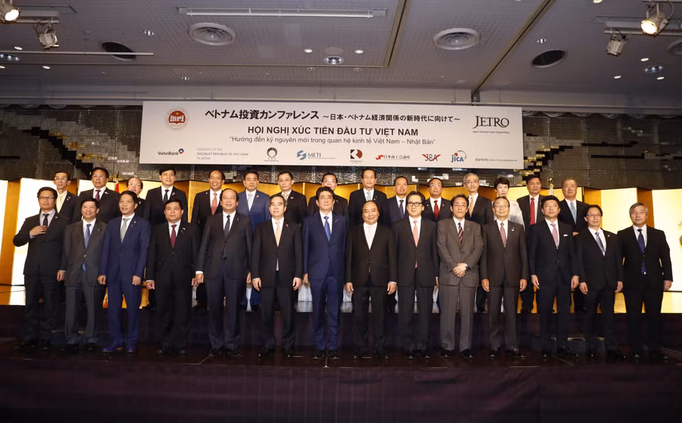 阮春福总理和出席越日投资促进会代表合影。（图片来源：越通社）