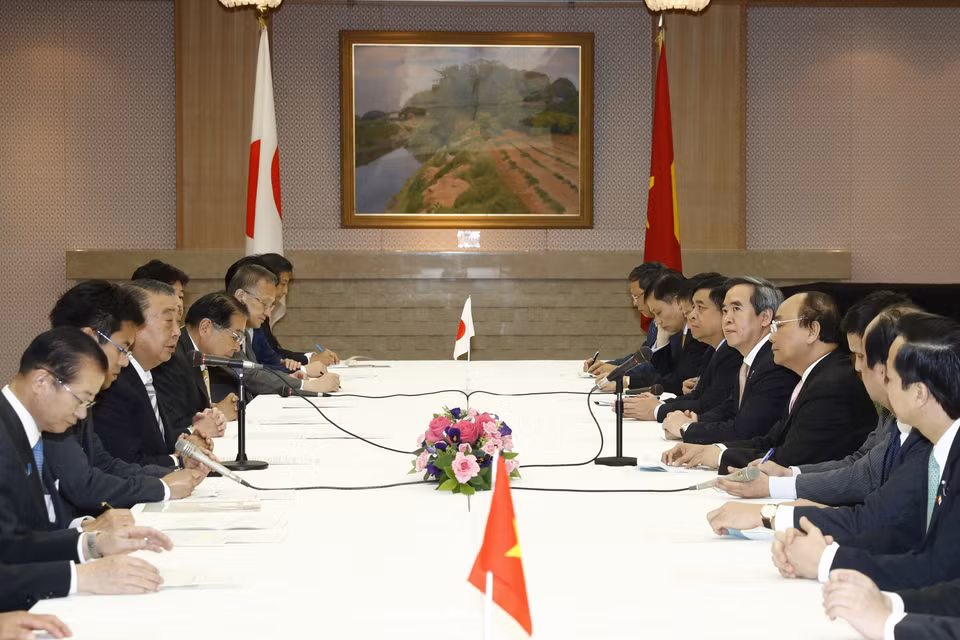 阮春福总理会见日本众议院议长大岛理森。（图片来源：越通社）