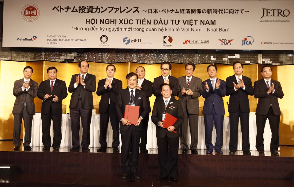 阮春福总理出席越南与日本各合作文件签字仪式。（图片来源：越通社）