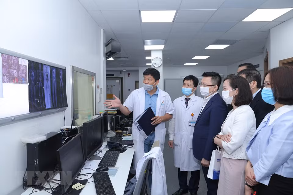 值此2·27越南医师节之际，越共中央委员、越通社副社长黎国明探访了Xanh Pon 医院高科技中心。图自越通社