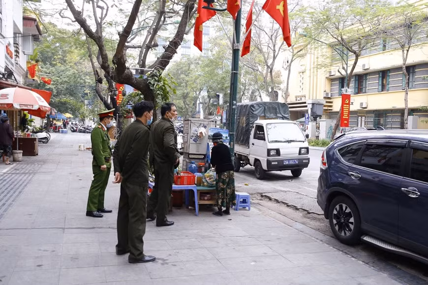 公安力量要求各街头店铺、咖啡店歇业，旨在严格限制人群聚集。图自越通社