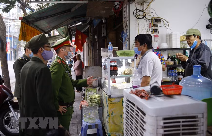 公安力量要求各街头店铺、咖啡店歇业，旨在严格限制人群聚集。图自越通社