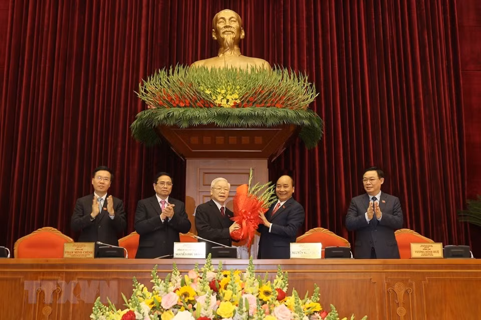阮富仲同志当选十三届越共中央总书记。越南政府总理阮春福代表政治局向阮富仲总书记送上鲜花。图自越通社