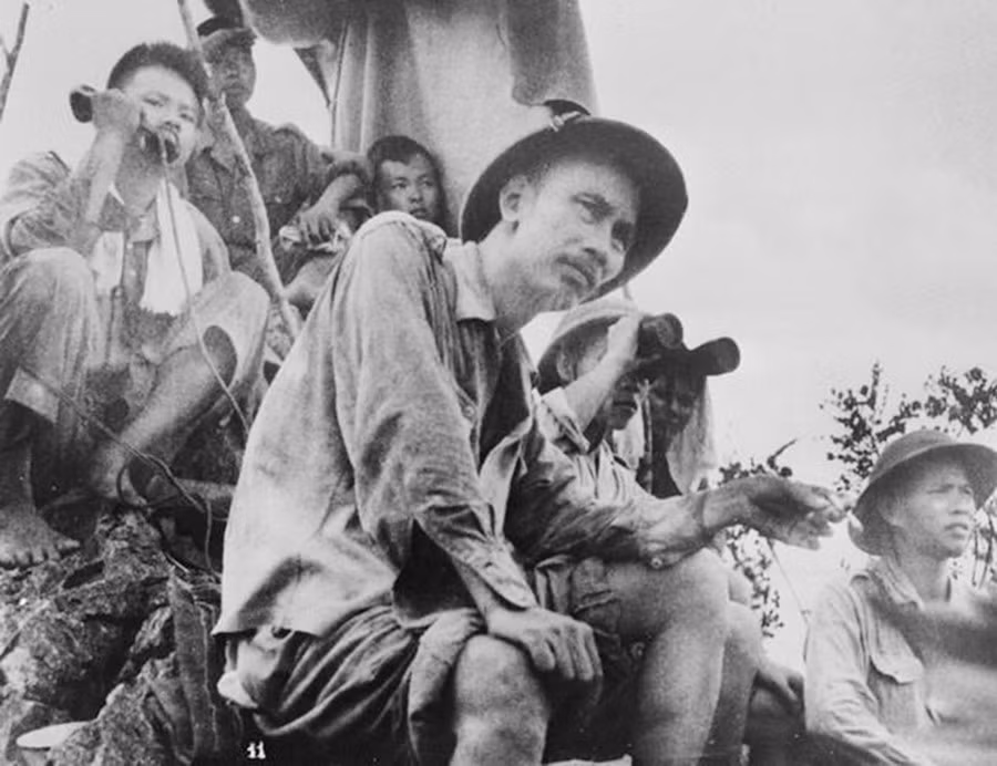 1950年9月16日，胡志明主席紧密跟踪敌军大据点——东溪战场的演变。图自越通社资料