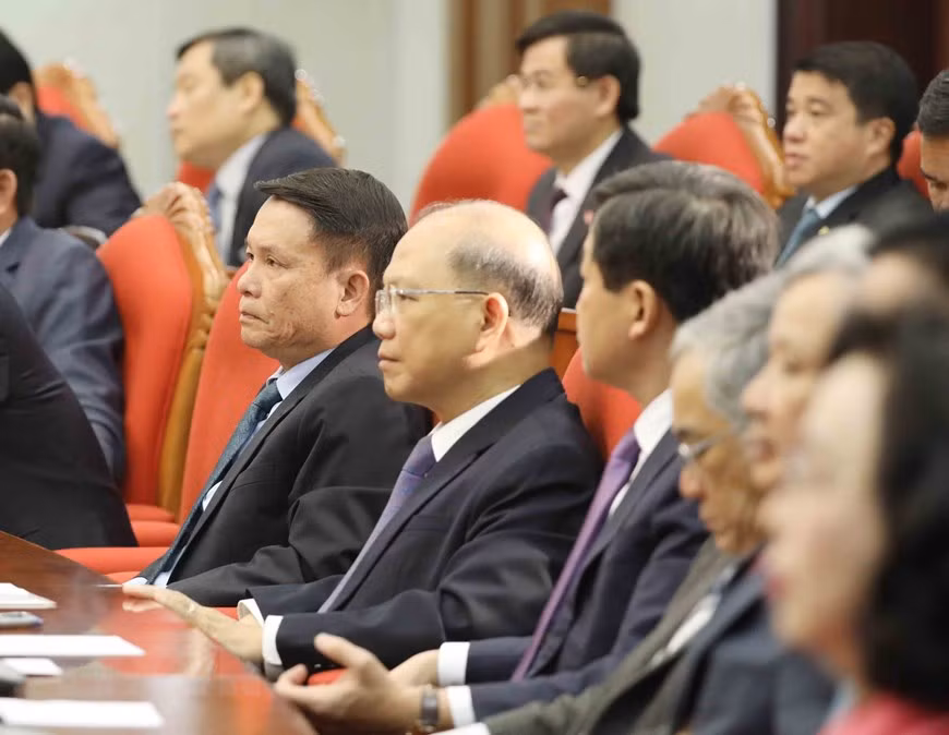 越共中央委员会委员出席会议。本次会议具有特别重要意义，讨论并决定所剩下的相关事宜，旨在继续做好准备并成功举办越共十三大。图自越通社