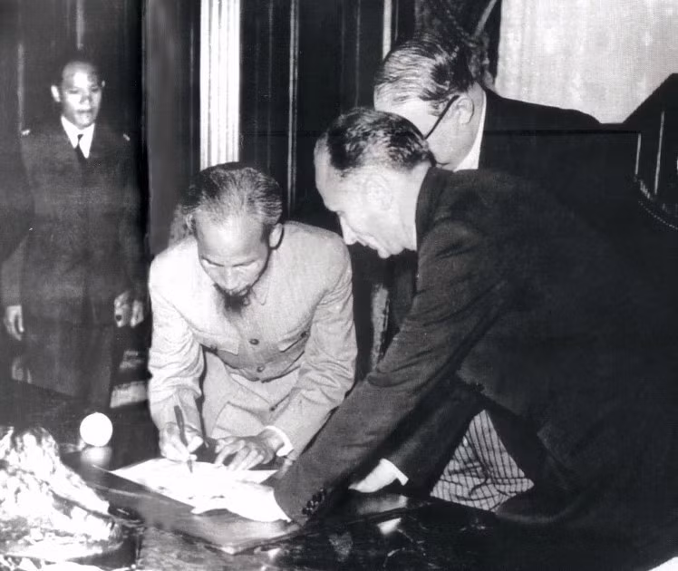 1946年9月14日在巴黎，胡志明主席与法国政府代表签署《越法临时协定》，越南在一些经济、文化方面做让步，以抽出时间来建设和巩固力量，为长期抗战做出准备。图自越通社资料