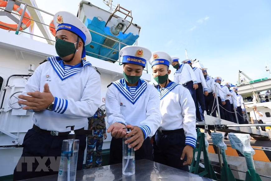 第四军区海军战士在登船之前进行洗手杀菌以预防新冠病毒。（越通社记者/成达）
