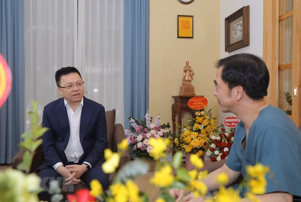 值此越南医师节之际，越共中央委员、越通社副社长黎国明向白梅医院院长阮光俊致以节日祝福。图自越通社