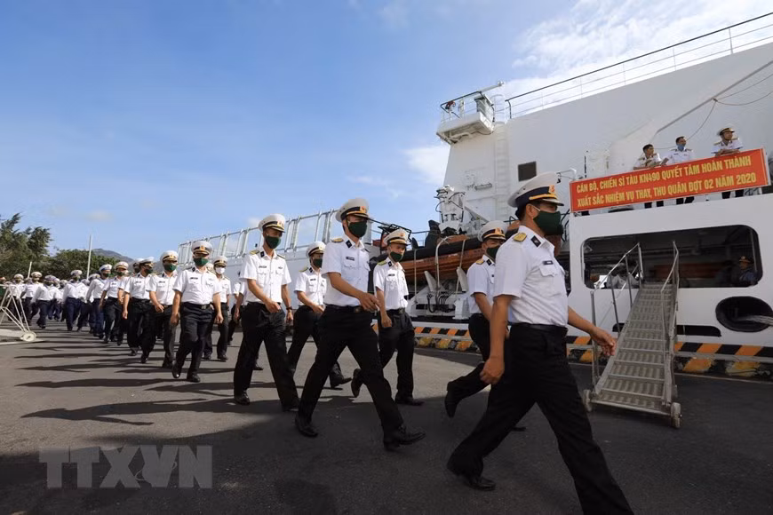 海军战士干部登船赴长沙岛县执行任务。（越通社记者/成达）