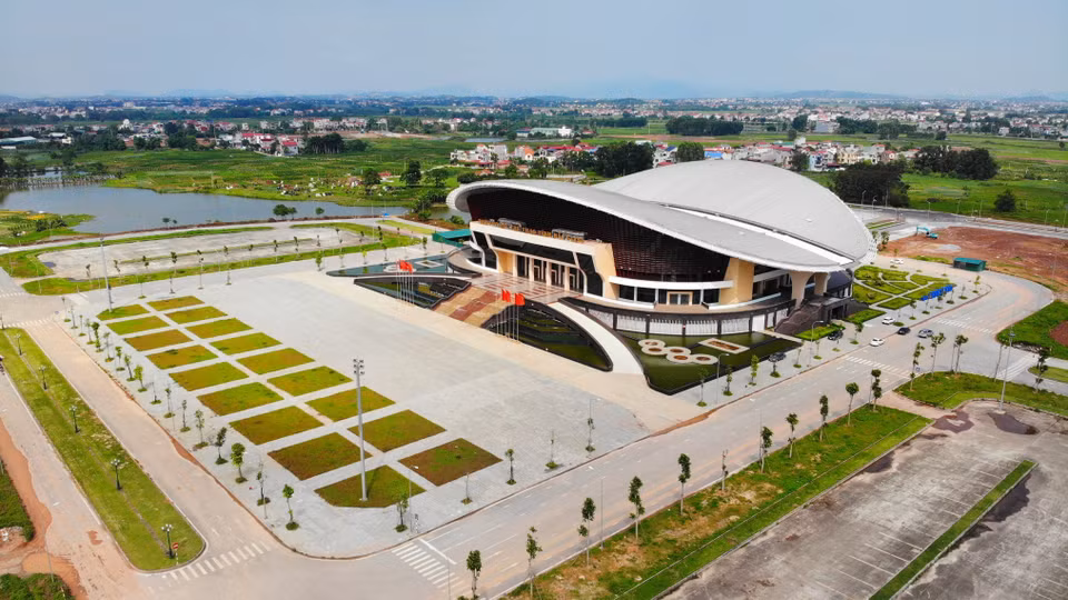 北江省在该省体育馆建设拥有620张床的二号野战医院，为新馆肺炎确诊病例进行治疗。图自越通社