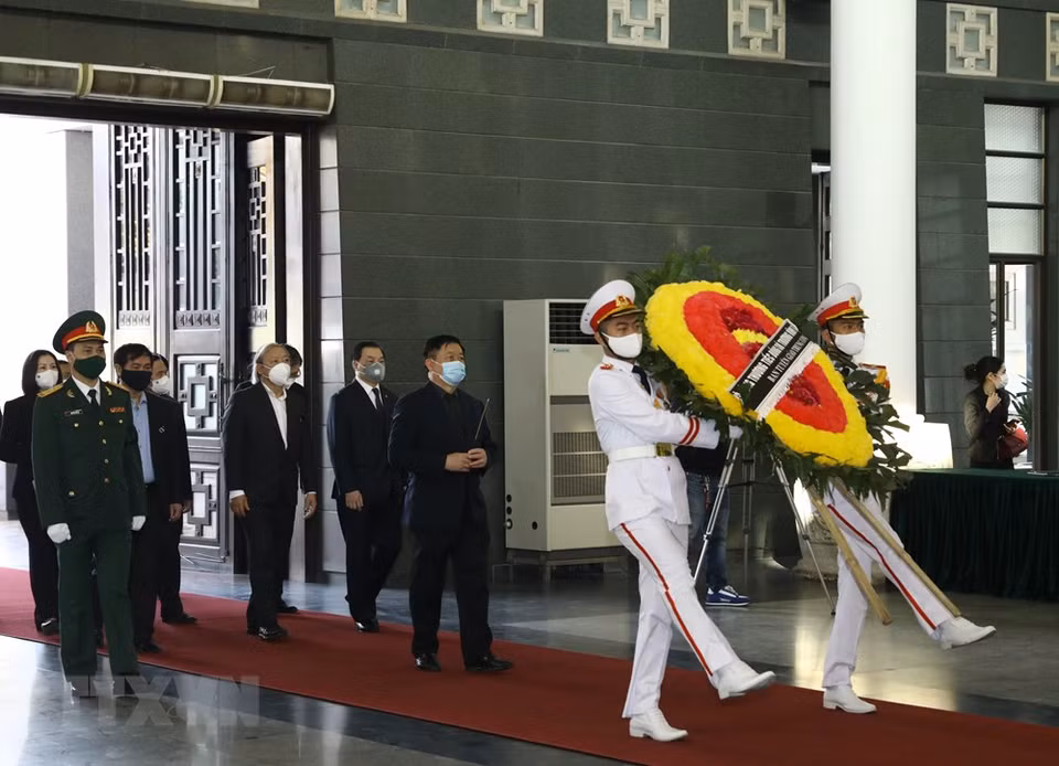 由越共中央宣教部部长阮仲义为团长的中央宣教部代表团前来吊唁。越通社记者文叠 摄