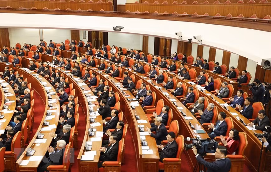 在本次会议上，按照党章，政治局向中央委员会提交越共十三大的主席团、秘书处、与会代表资格审查委员会的预备人员名单；中央委员会将提出意见通过并提交越共十三大审查决定。图自越通社