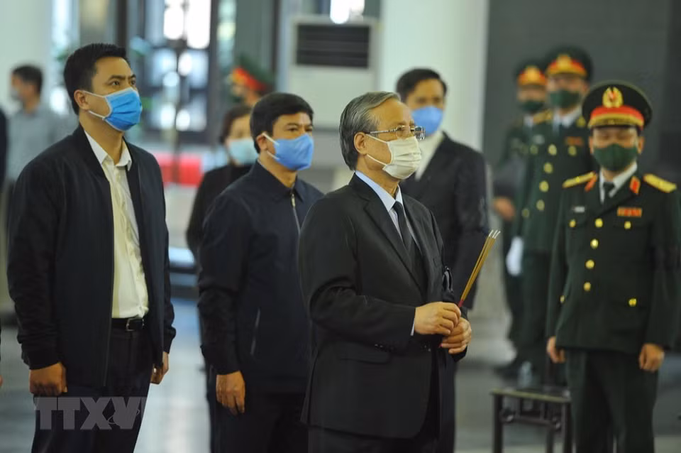 原书记处常务书记陈国旺前来吊唁原政府副总理张永仲。越通社记者文叠 摄
