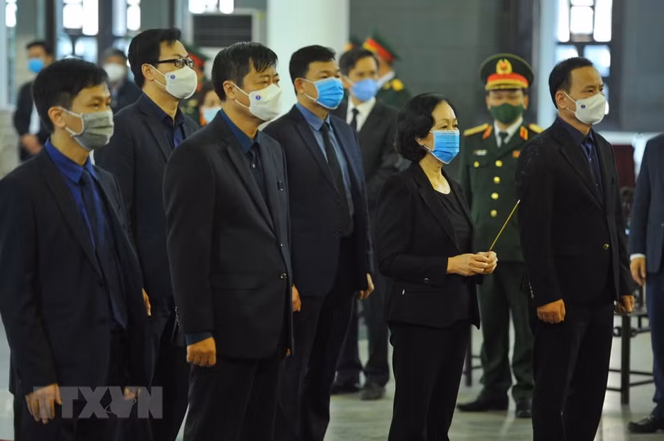 由越共中央政治局委员、中央民运部部长张氏梅为团长的中央民运部代表团前来吊唁。越通社记者文叠 摄