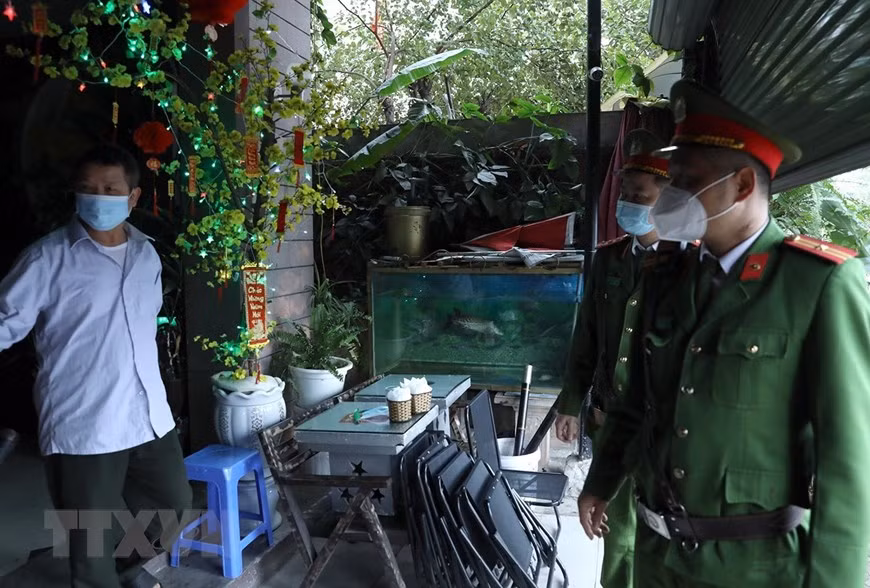 各职能力量进行检查，要求个体户歇业，遵守防疫规定，避免疫情扩散蔓延。图自越通社
