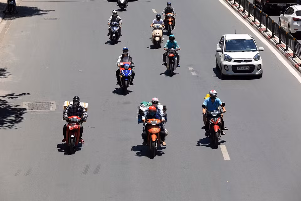 酷暑天气对道路交通参与者造成不利影响。图片来源：越通社