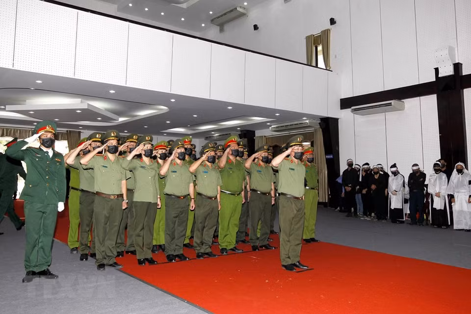 由越南公安部副部长阮文成上将为团长的越南公安部代表团前来吊唁。越通社记者文叠 摄