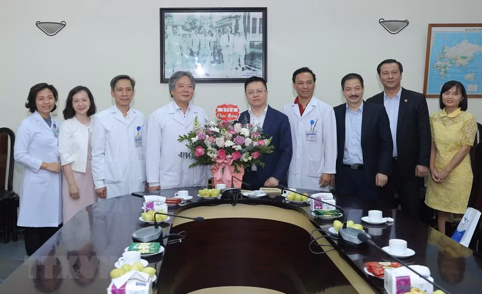 值此2·27越南医师节之际，越共中央委员、越通社副社长黎国明向越德友谊医院领导送花祝贺。图自越通社