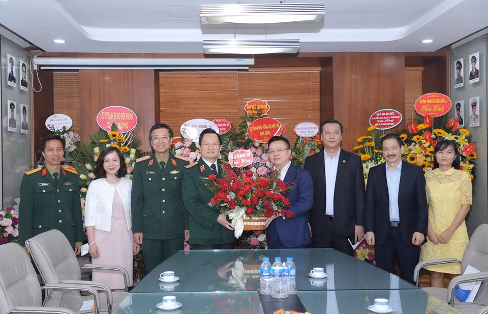 值此越南医师节之际，越共中央委员、越通社副社长黎国明向108号中央军队医院领导送花祝贺。图自越通社