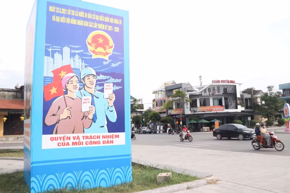 在广志省东河街上摆着海报展架有助于提醒大家投票选举就是每一位公民的权利与责任。图自越通社