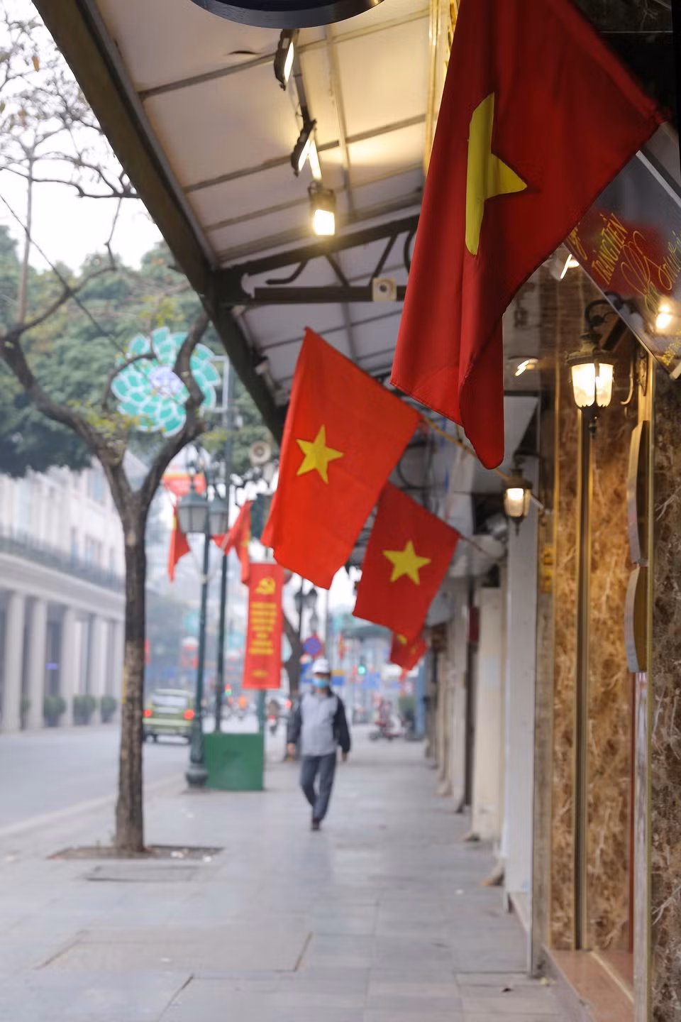 河内长诗街挂满金星红旗，喜迎越南共产党第十三次全国人民代表大会。图自越通社