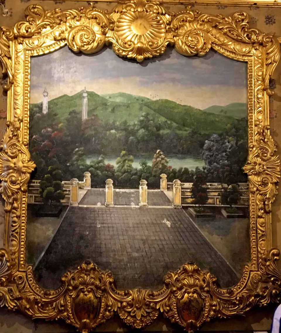 德国政府赠送的挂墙画，描写安定宫的风景。越通社记者 国越 摄